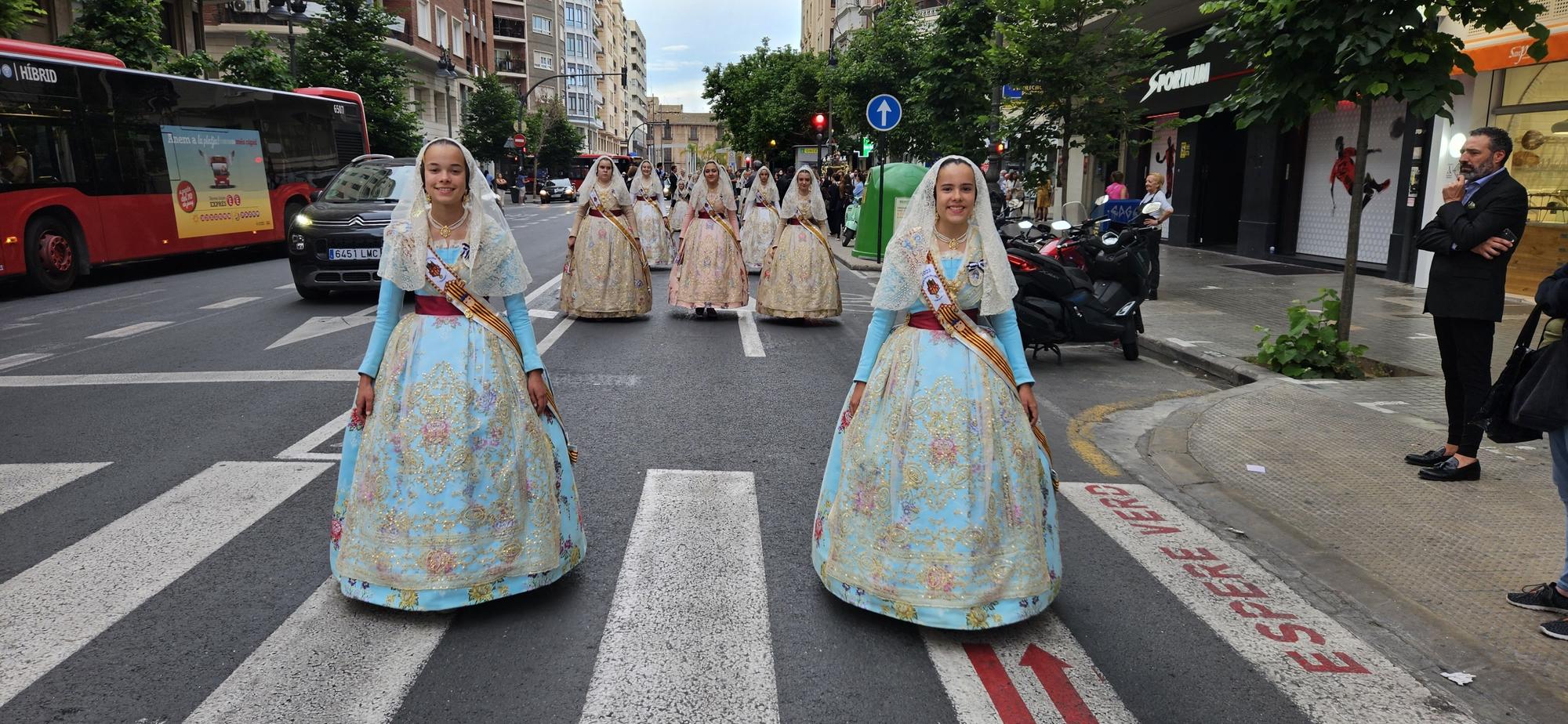 Paula y la corte infantil acompañan al San Vicente Niño