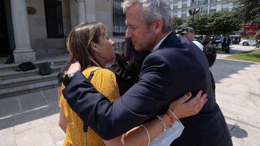 Rueda abraza ayer en Marín a los familiares de los fallecidos.