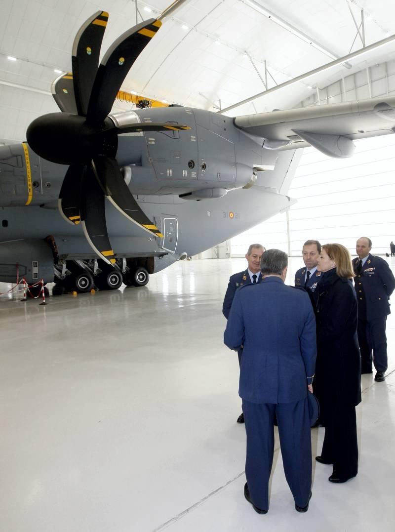 Visita de Cospedal a la Base Aérea de Zaragoza