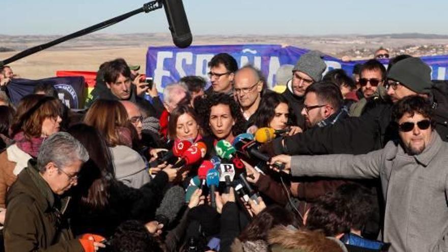 Rovira, ahir, davant la presó d&#039;Estremera, amb la protesta ultradretana al fons.