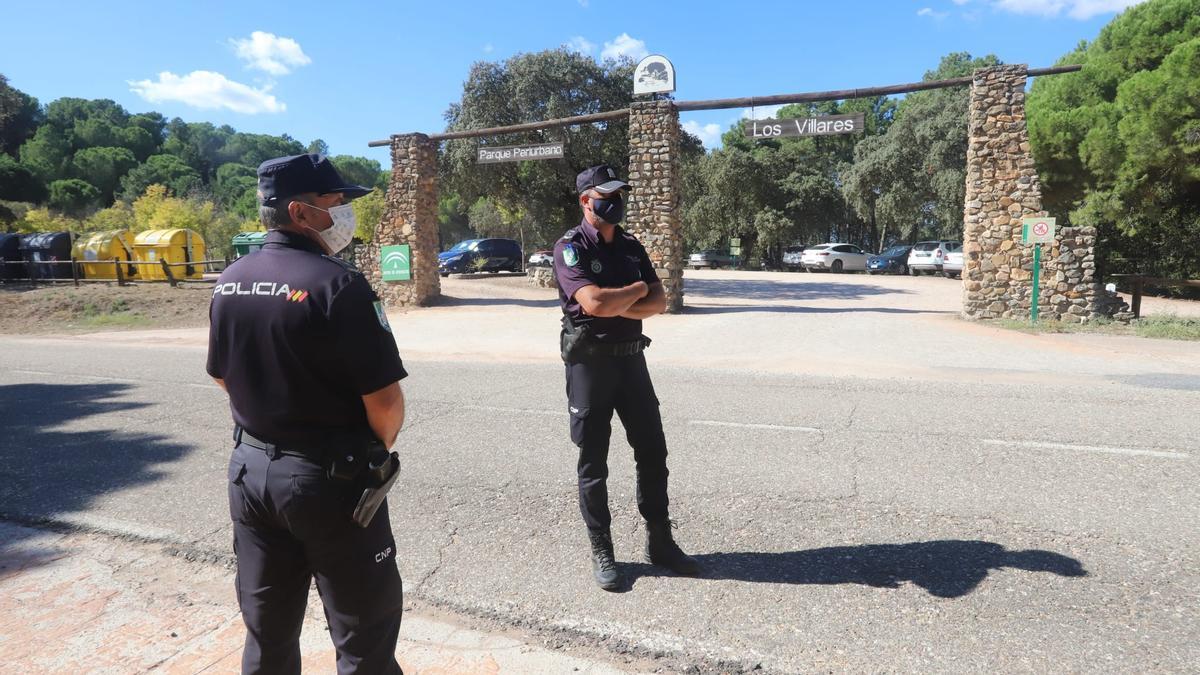 Una pareja de policías vigila el parque periurbano de los Villares.