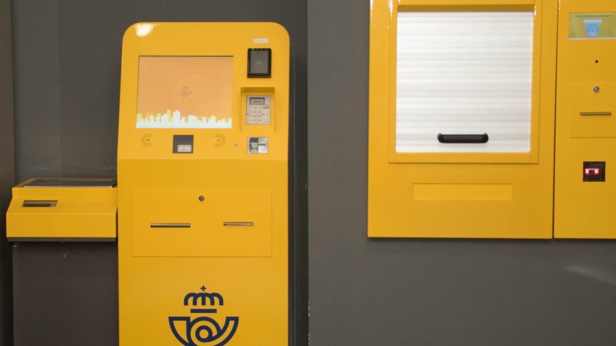 La nueva &quot;máquina autoservicio&quot; para el depósito de paquetes en la oficina de Vila-real.