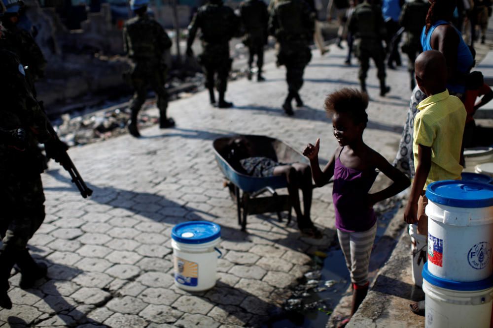 Una niña saluda a los cascos azules de la ONU en Puerto Príncipe, Haití. Esta semana la ONU ha anunciado que se acaba la misión de sus tropas en este país.
