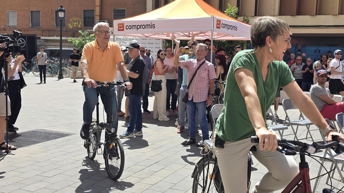 Joan Ribó y Papi Robles aparecieron en bicicleta a la fiesta del aniversario