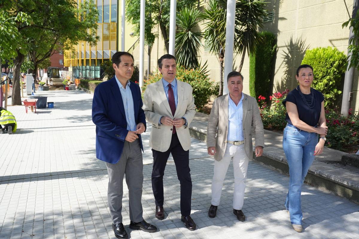 Córdoba. 10:15 horas.- El alcalde de Córdoba, José María Bellido y el consejero en funciones de Justicia, Administración Local y Función Pública, José Antonio Nieto, visitan las obras ejecutadas con cargo al PFEA. En la calle Poeta Emilio prados.