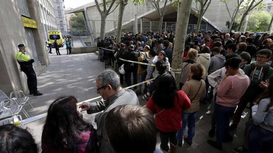 Multitud de vecinos y curiosos, ayer, frente a la entrada del instituto en el que se produjo el crimen.