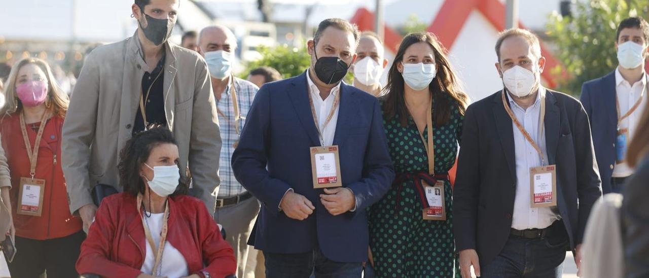 José Luis Ábalos llega al congreso federal junto a Mercedes Caballero, Aaron Cano, Elisa Valía y David Calvo.