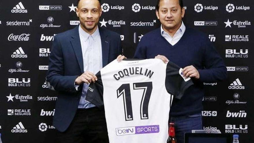 Francis Coquelin posa con la camiseta del equipo valenciano, con el que firma hasta el año 2022.