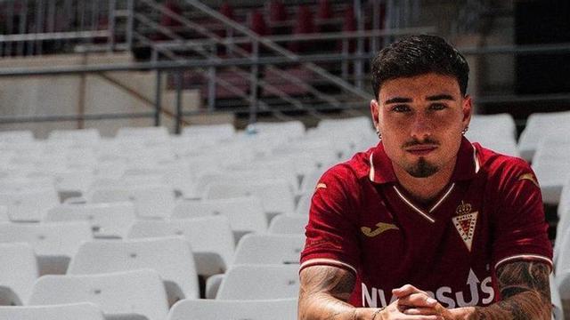 Joel Jorquera en las gradas de Nueva Condomina tras confirmarse su fichaje por el Real Murcia.