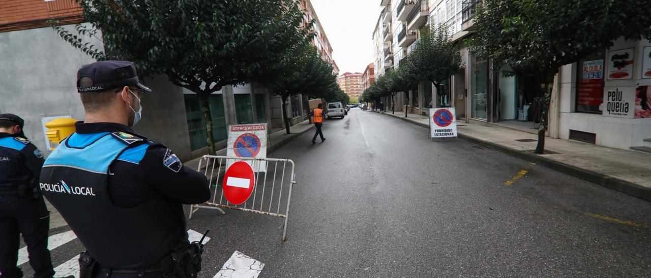 La Policía Local de Ponteareas controla una de las calles afectadas por los cambios. / Anxo Gutiérrez