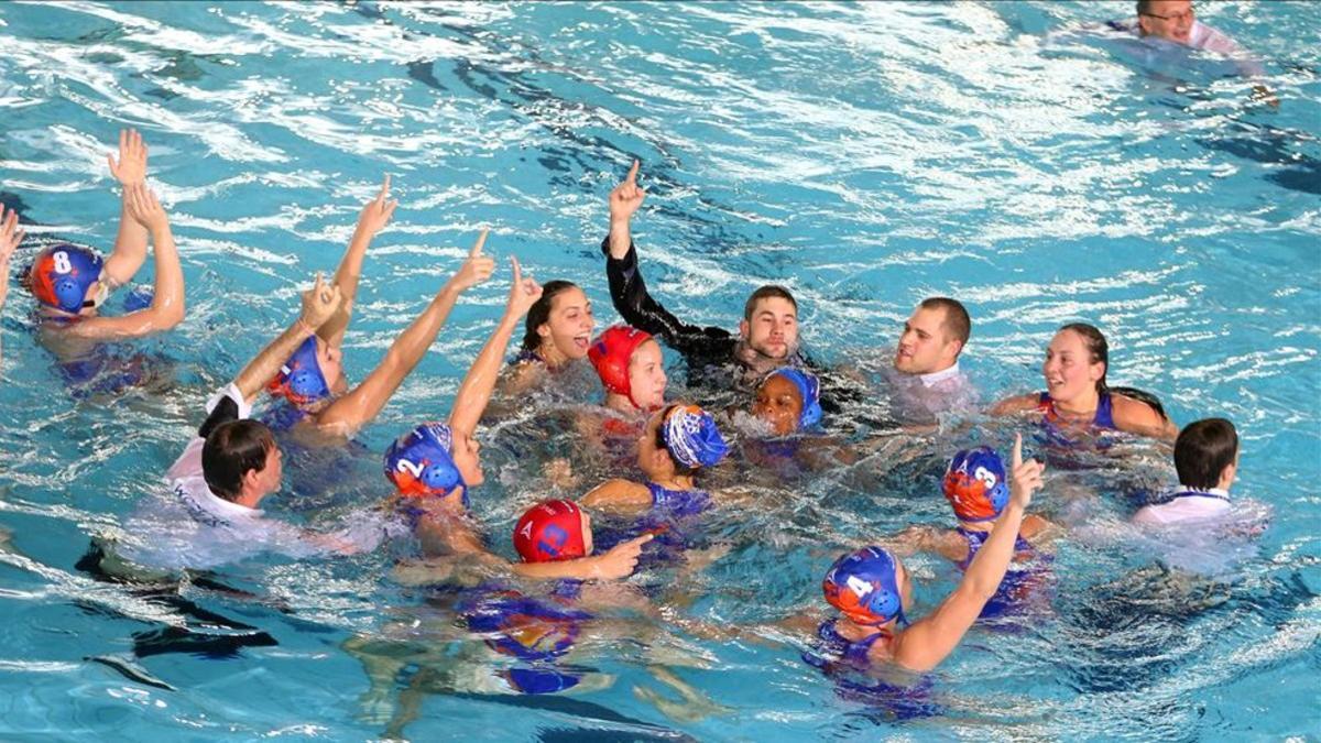 La Sirena Mataró celebró en el agua la tercera plaza en la Copa LEN femenina