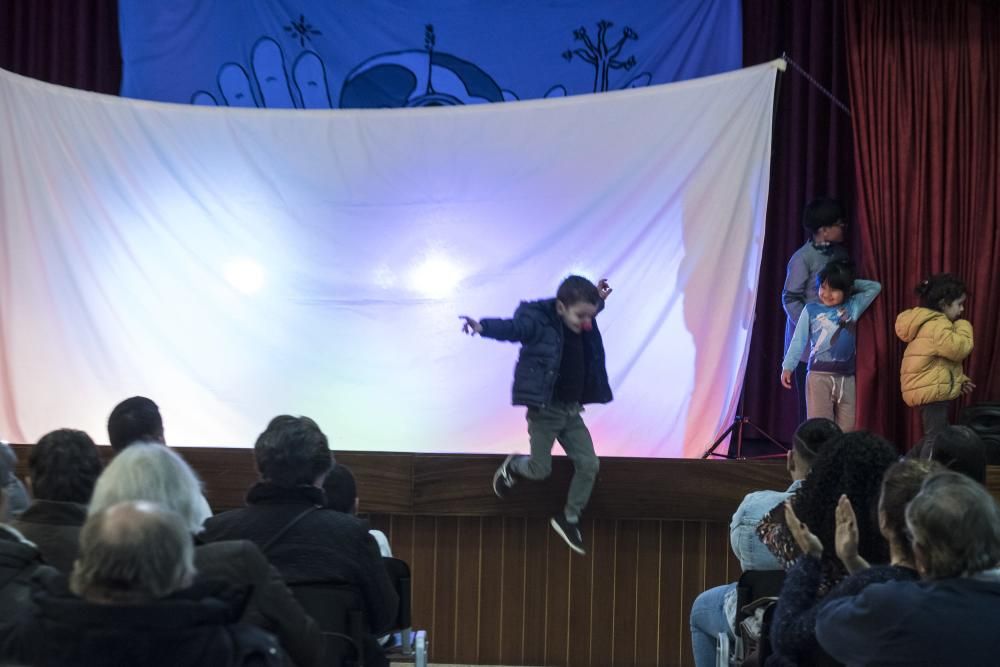 La tarda de circ i teatre a la Llar Sant Joan de Déu mostra el poder transformador de les arts escèniques