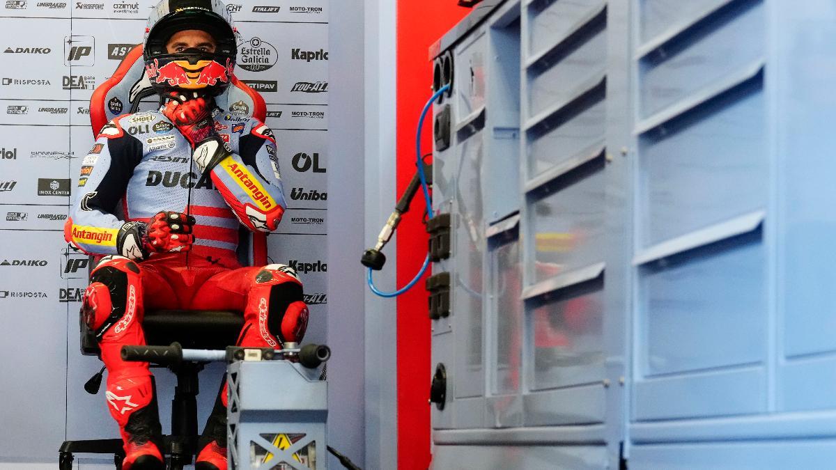 Marc Márquez, concentrado, en el box de Gresini