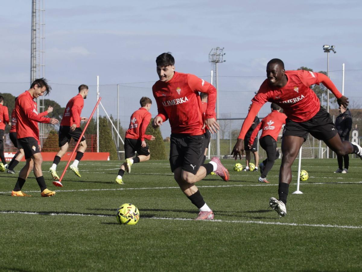 Ferrari conduce el balón con Amadou detrás persiguiéndole durante el entrenamiento de ayer en Mareo.