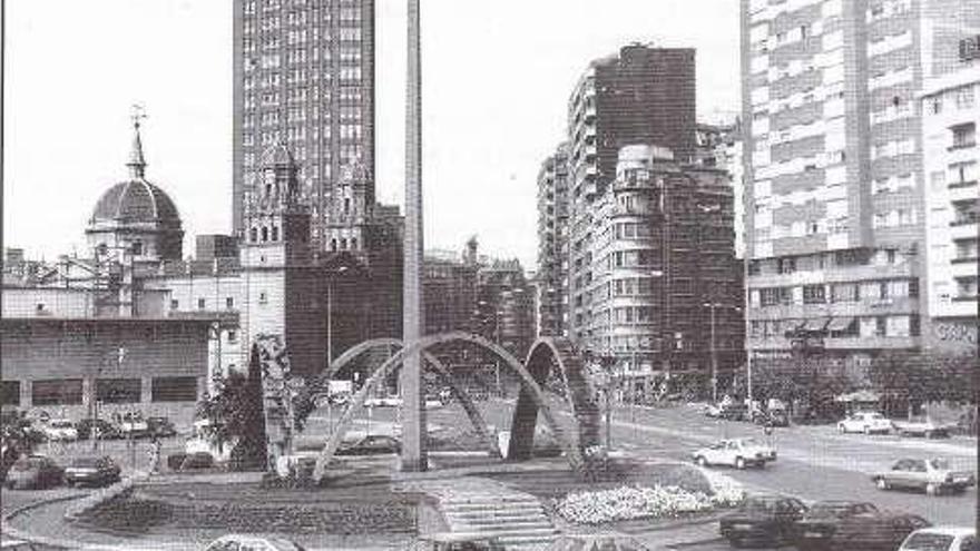 La plaza de los Mártires con el monumento demolido.