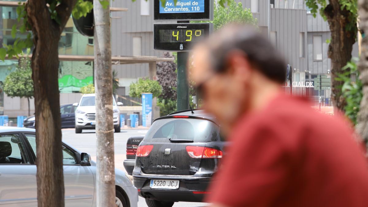 Hasta 49 grados se pudieron ver en el mercurio de Plaza Castilla.