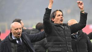 Milan (Italy), 21/04/2024.- Inters coach Simone Inzaghi (R) and CEO Giuseppe Marotta celebrate after winning the Italian Serie A soccer match between AC Milan and FC Inter, in Milan, 22 April 2024. (Italia) EFE/EPA/DANIEL DAL ZENNARO