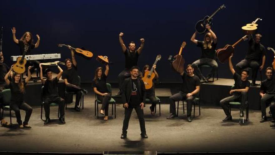 La orquesta «Com una guitarra» actúa en el Gran Teatro.