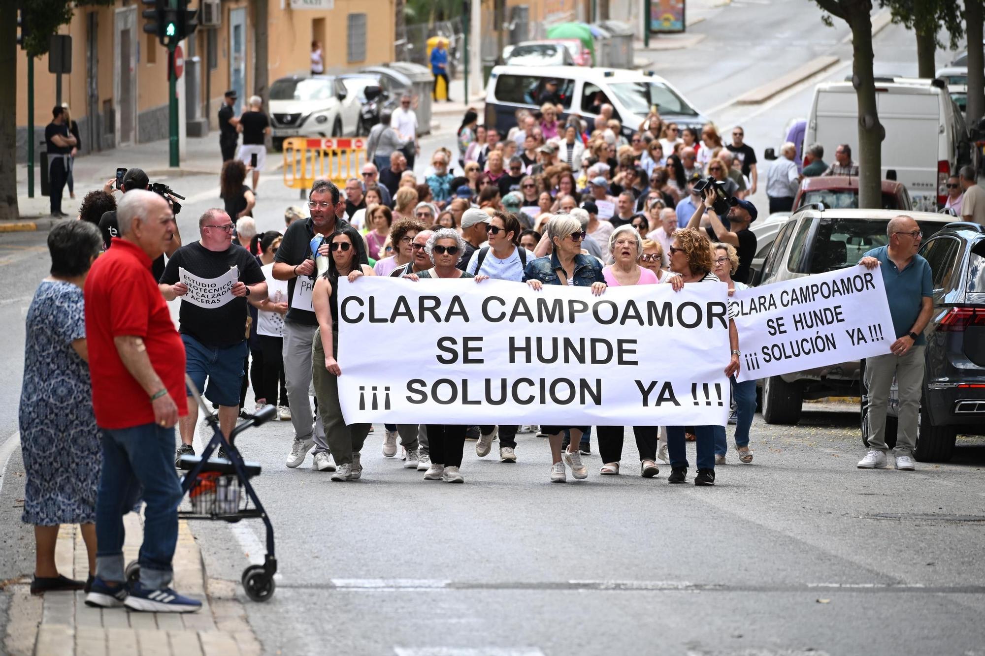 Vecinos se manifiestan pidiendo soluciones tras los hundimientos en la calle Clara Campoamor en Elche
