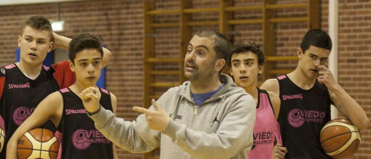 Jenaro Díaz, en un campus del Oviedo Baloncesto en 2017. | F. Rodríguez