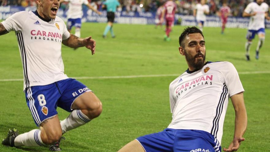 Borja Iglesias (d) y Pombo celebran el tercer gol del equipo maño en el partido de ayer en La Romareda. // Javier Cebollada