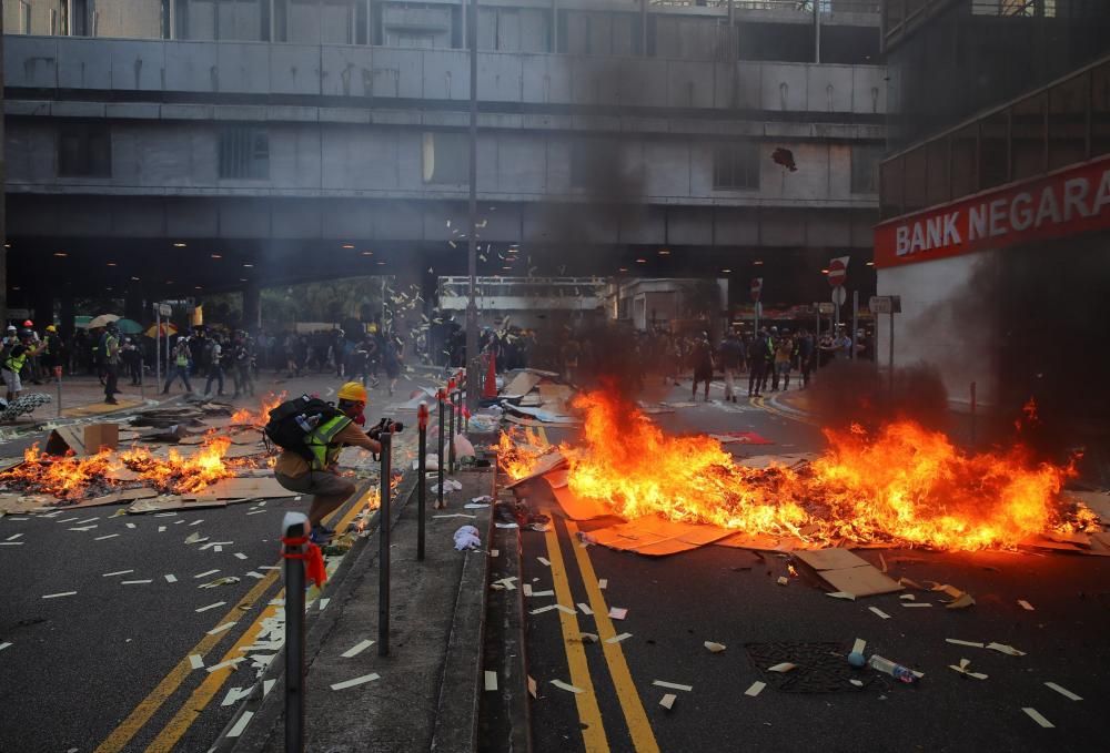 Hong Kong vive una de sus jornadas más violentas en el 70 aniversario de la República Popular China.