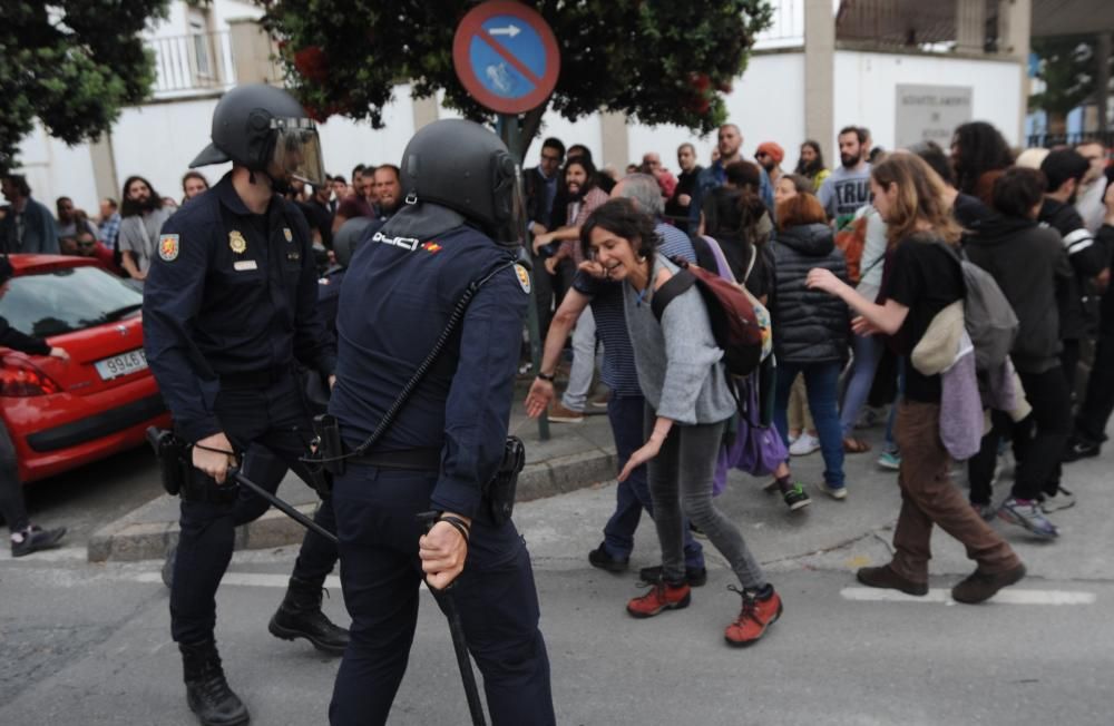 Unas 300 personas protestan en apoyo de los okupas, a los que el Concello impidió el paso a las naves