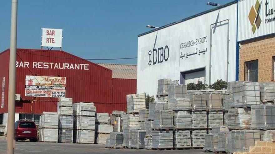 Industria autoriza las exportaciones del azulejo de Castellón, que espera la confirmación de Sanidad