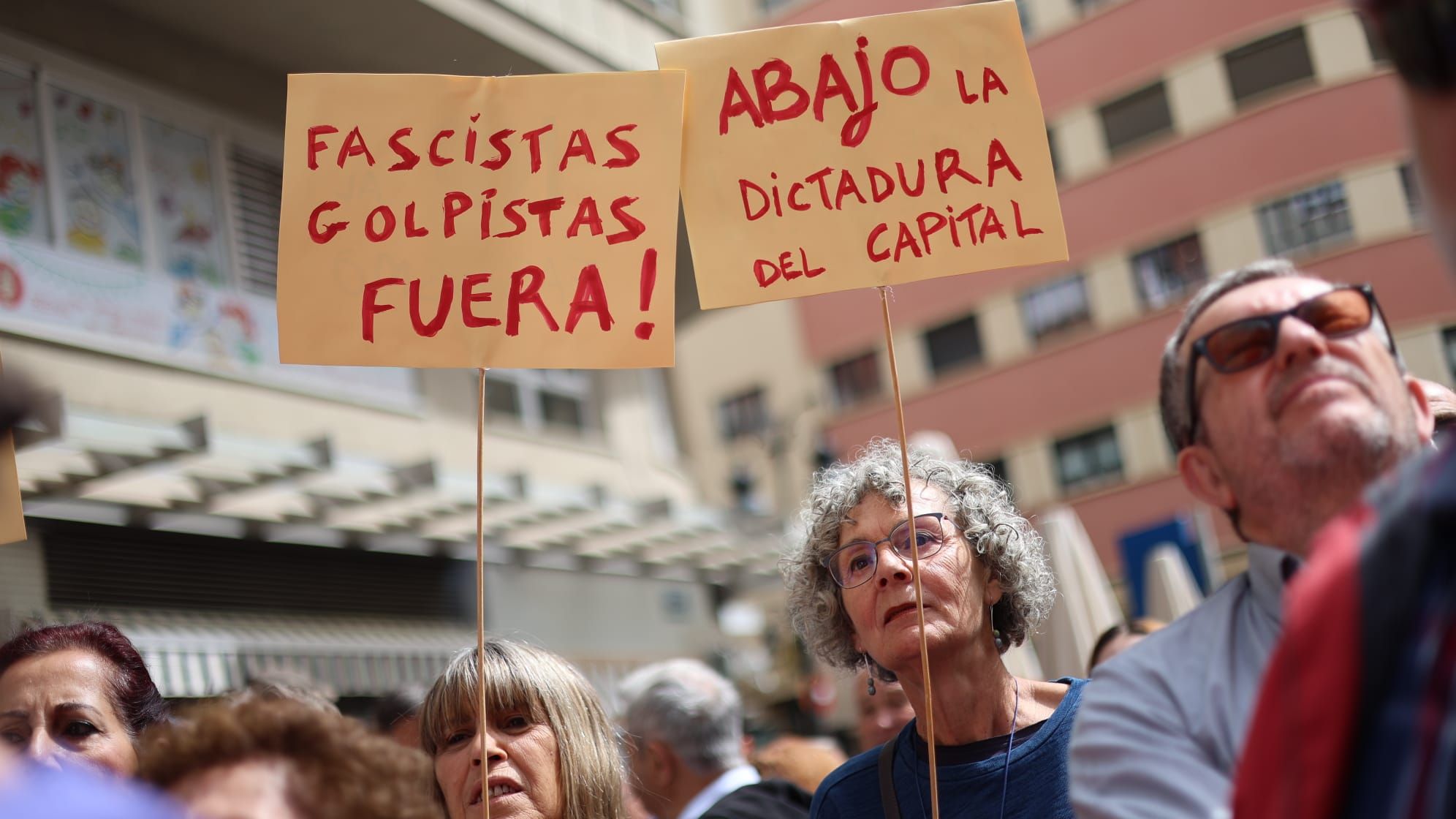 Simpatizantes y autoridades en la concentración de apoyo a Pedro Sánchez en València