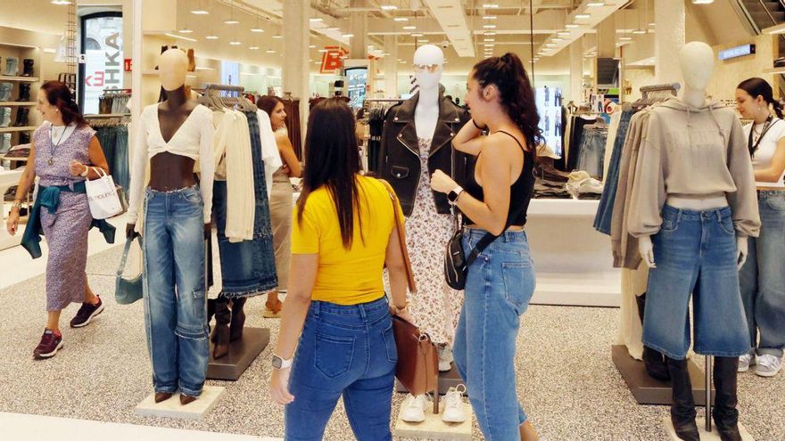 Clientas en el nuevo local de Bershka ayer Urzáiz. | // MARTA G. BREA
