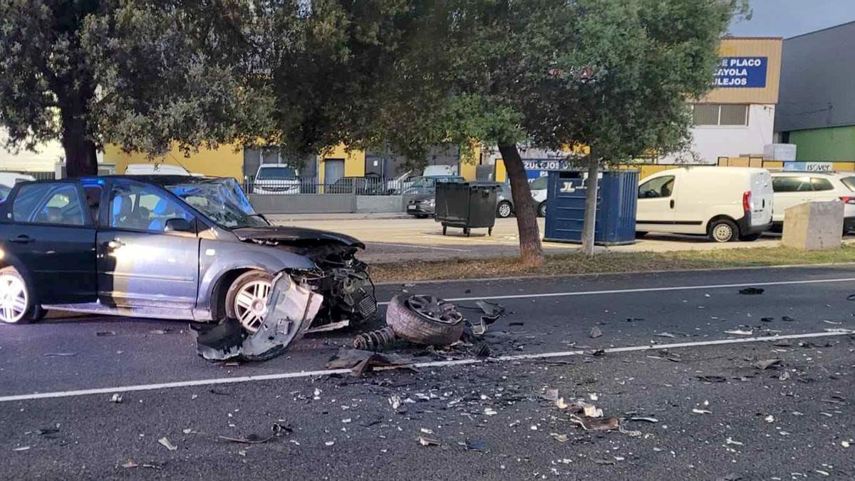 Uno de los coches implicados en la colisión frontal de esta mañana.