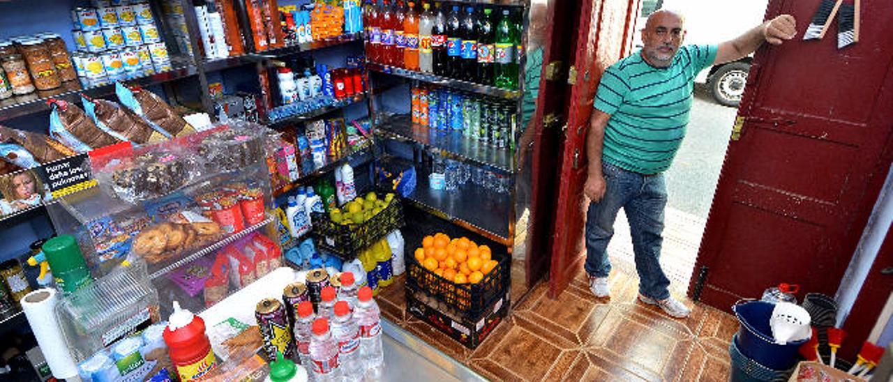 Eustaquio Sánchez Rodríguez, en su tienda, con los productos que vendía hasta su cierre la pasada semana.