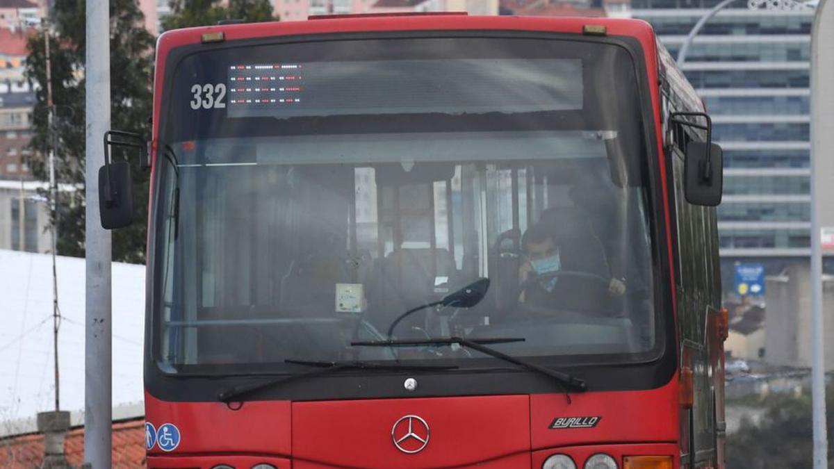 Un autobús en el campus de Elviña.