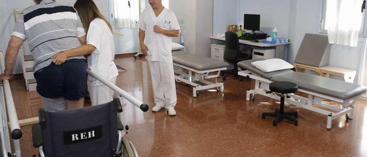 Los fisioterapeutas Cáceres y Covas con un paciente en el nuevo gimnasio para prótesis. // Fotos Alba Villar