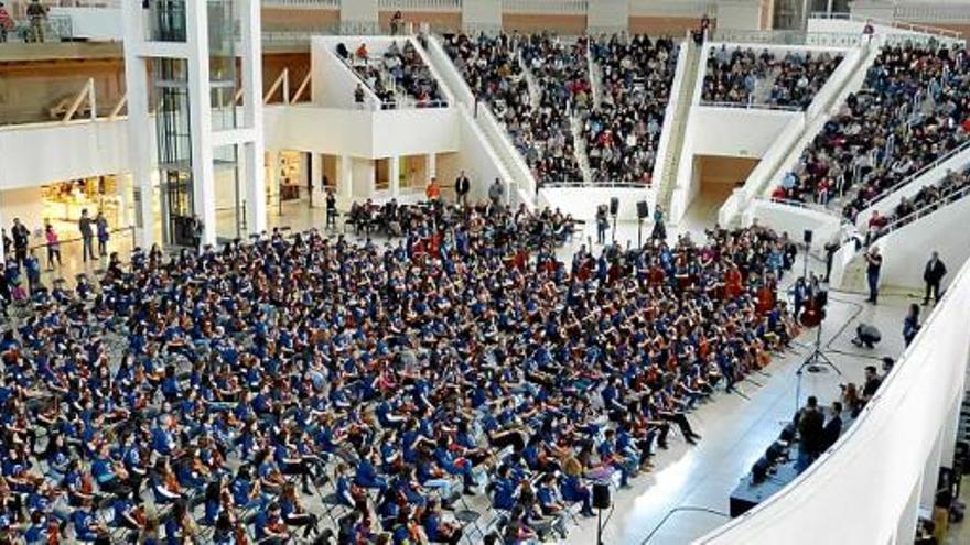 La Sala Oval del MNAC es va omplir amb 540 alumnes i professors i 900 espectadors