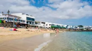 Un vertido de aguas fecales obliga al cierre de la playa del pueblo de Playa Blanca en Lanzarote