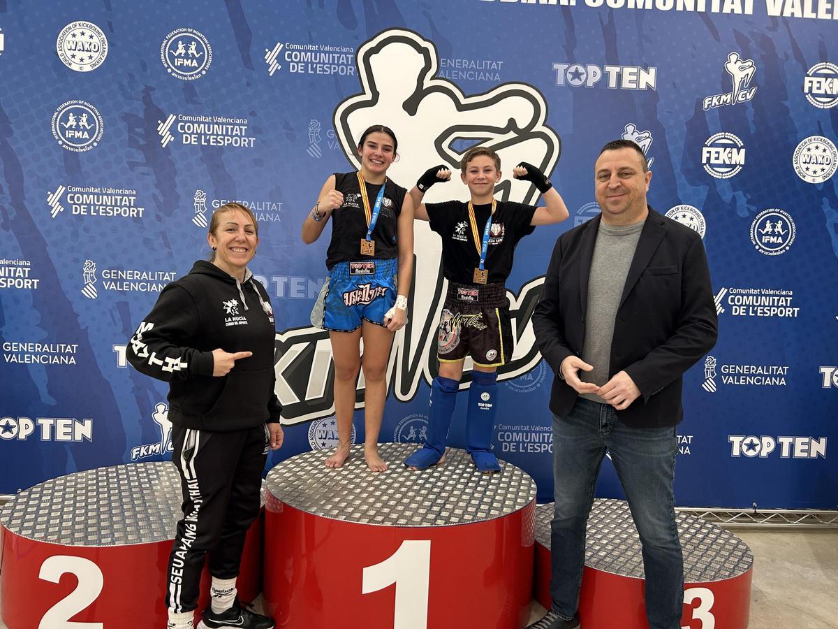 Los deportistas nucieros María García y Myron Loissau del club Muay Thai “Seua Yang” La Nucía brillaron en casa con sendas victorias en sus combates.