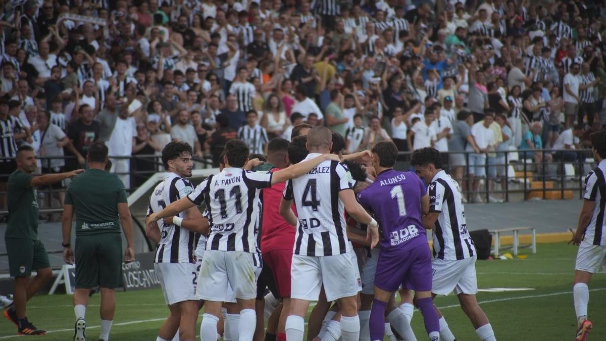 Los futbolistas del Badajoz celebran el gol de Carlos Bravo en los instantes finales.