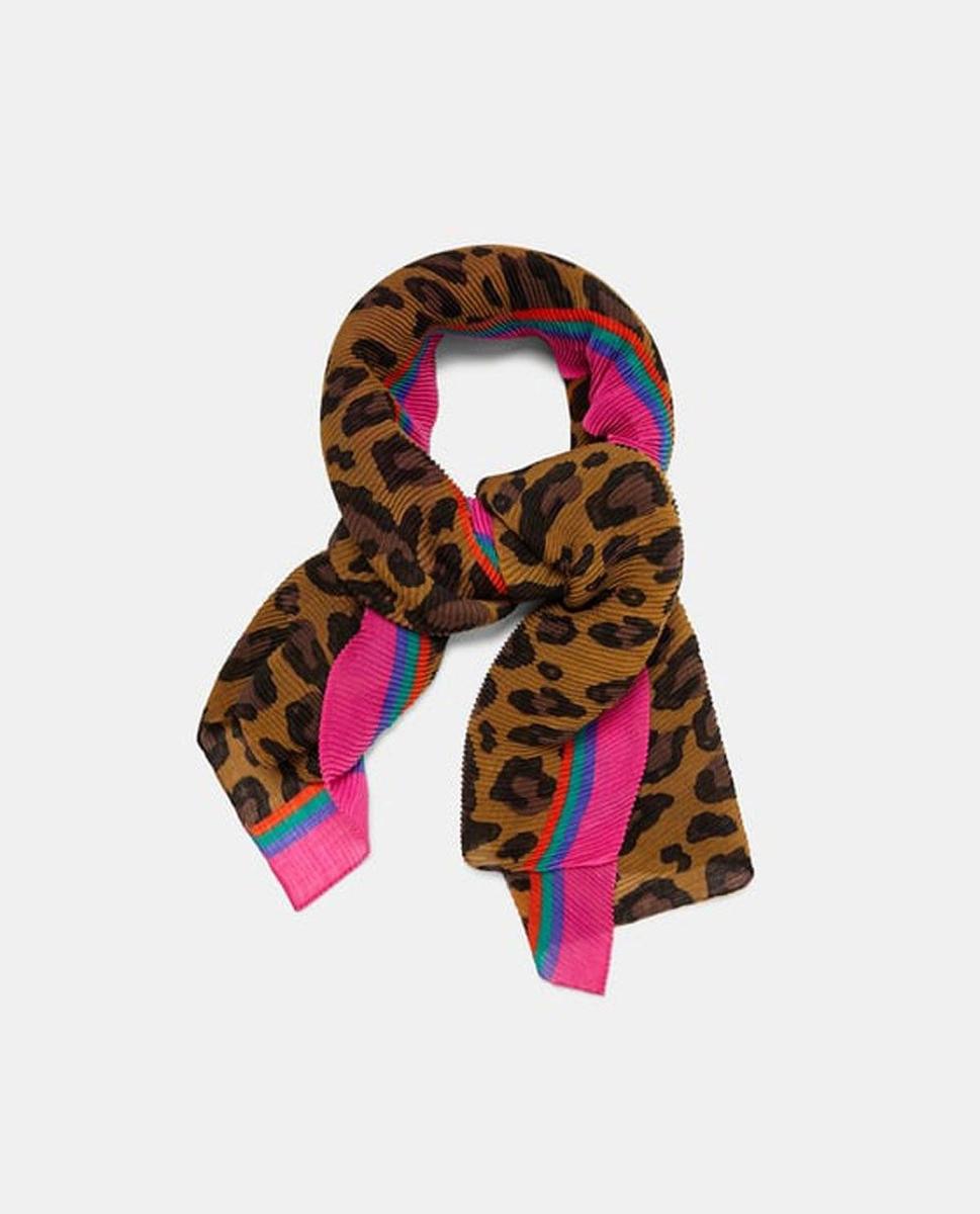 Pañuelo de print animal de Zara (Precio rebajado a 5,99 euros)