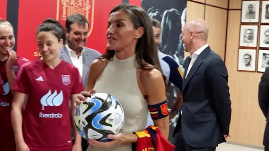 El mensaje viral de la reina Letizia a las jugadoras de la selección de fútbol: &quot;Jugáis al fútbol, al fútbol sin etiquetas&quot;