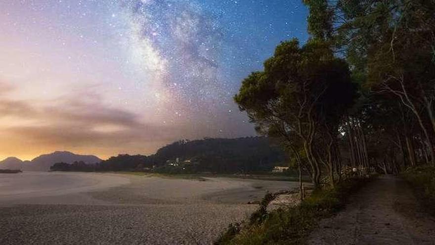 Espectacular imagen de la playa de Rodas recogida en el libro &quot;Galicia, un lugar mágico para contemplar las estrellas&quot;, de Daniel Llamas y Daniel Lois.