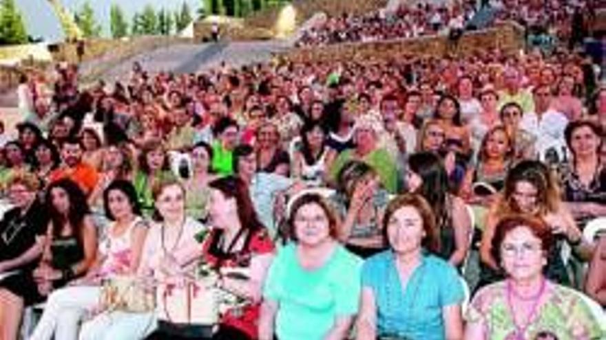 Raphael cautiva con su carisma al público del teatro de la Axerquía