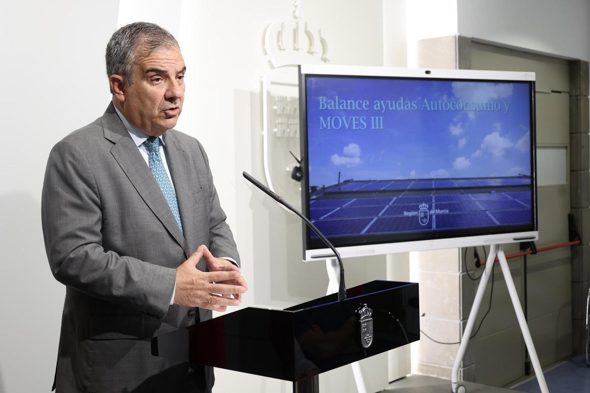 El consejero Juan María Vázquez, este lunes ante los medios para hacer balance de las ayudas para el autoconsumo y el MOVES III