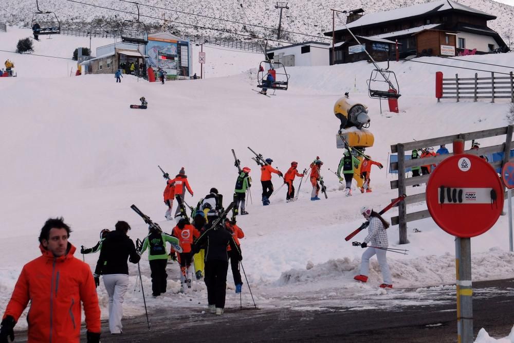 Esquiadores en Valgrande-Pajares