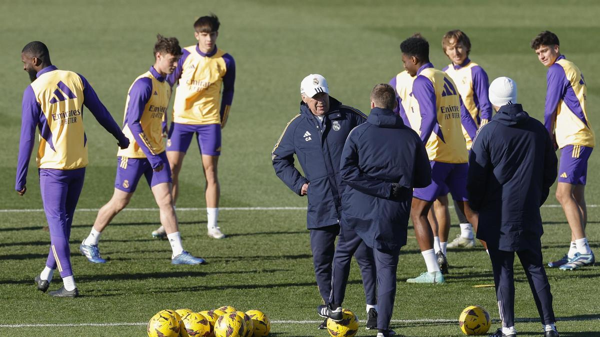 Joselu no entrena por fiebre, pero no está descartado contra el Alavés