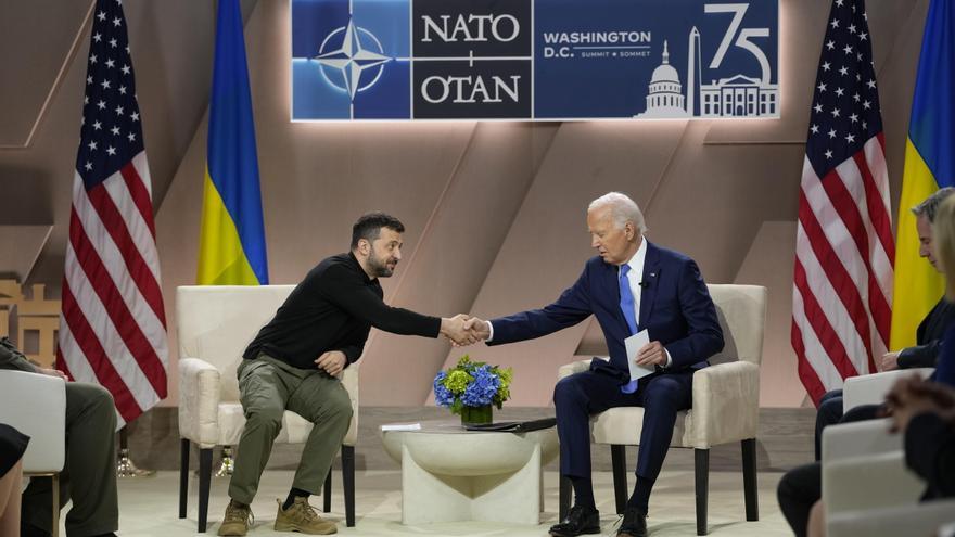 Joe Biden saluda a Volodímir Zelenski.