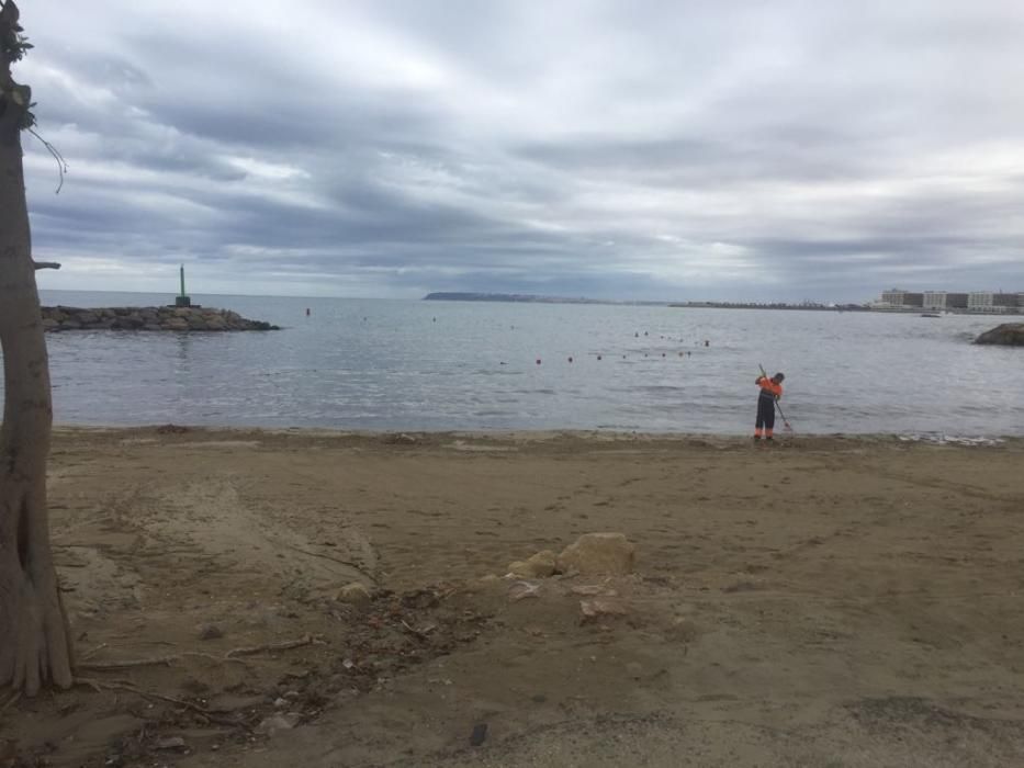 La playa del Tiro de Pichón también ha sufrido las consecuencias de las lluvias