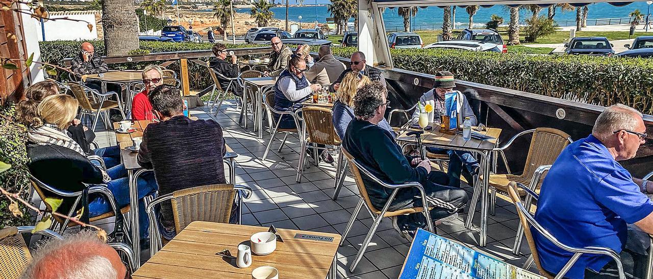 Extranjeros en una terraza en la costa de Orihuela, la zona de la provincia con más residentes británicos, antes de la pandemia. | TONY SEVILLA