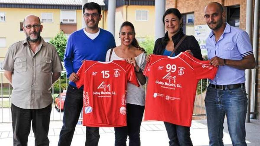 Estela Doiro e Isa Bastero posan junto a los directivos del club y el concejal de Deportes de Porriño.