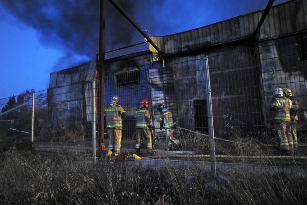 Arde una tienda de neumáticos en Murcia